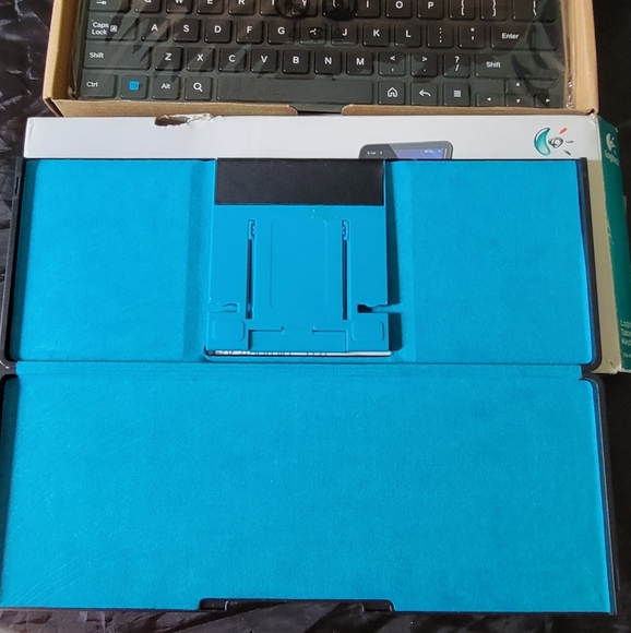 Logitech Tablet Keyboard - Picture 4 of 7